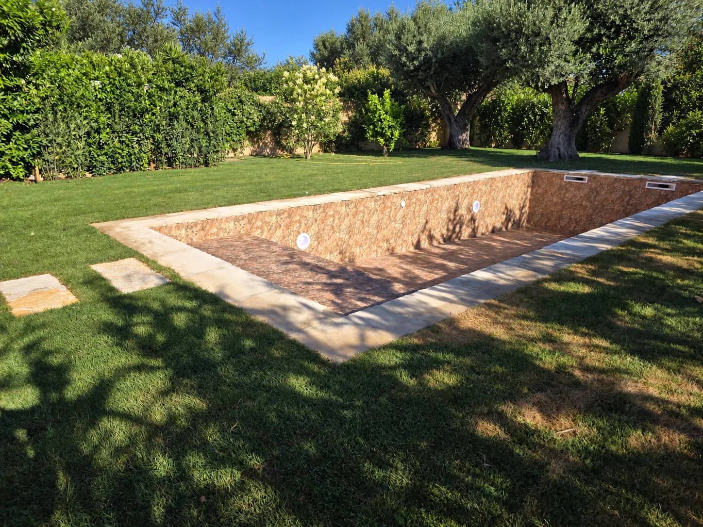 Vaso de piscina residencial terminado en un jardín